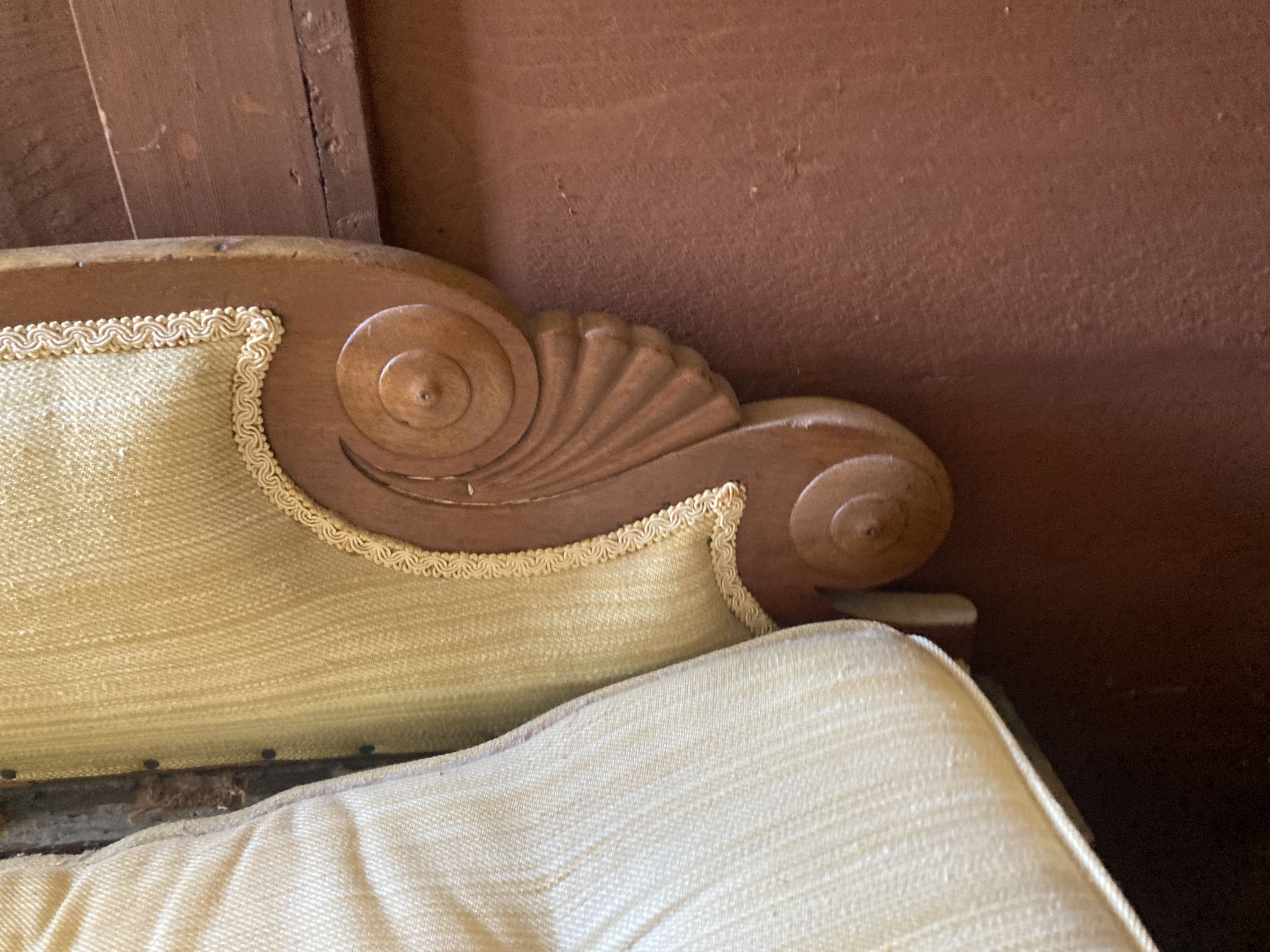 A Victorian walnut chaise longue, length 170cm, depth 64cm, height 86cm
